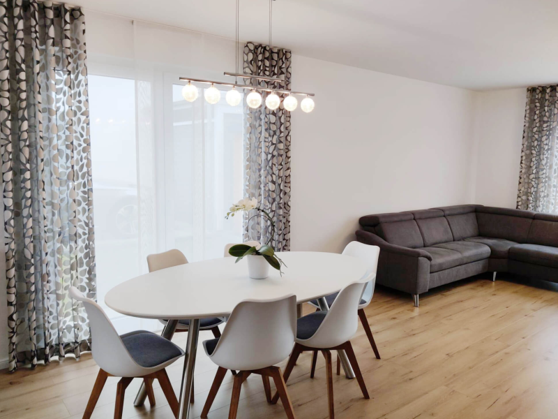 Moderner Wohn- und Essbereich mit maßgefertigten Gardinen von M-Gardinendesign, harmonisch abgestimmt auf Raum, Licht und Einrichtung.