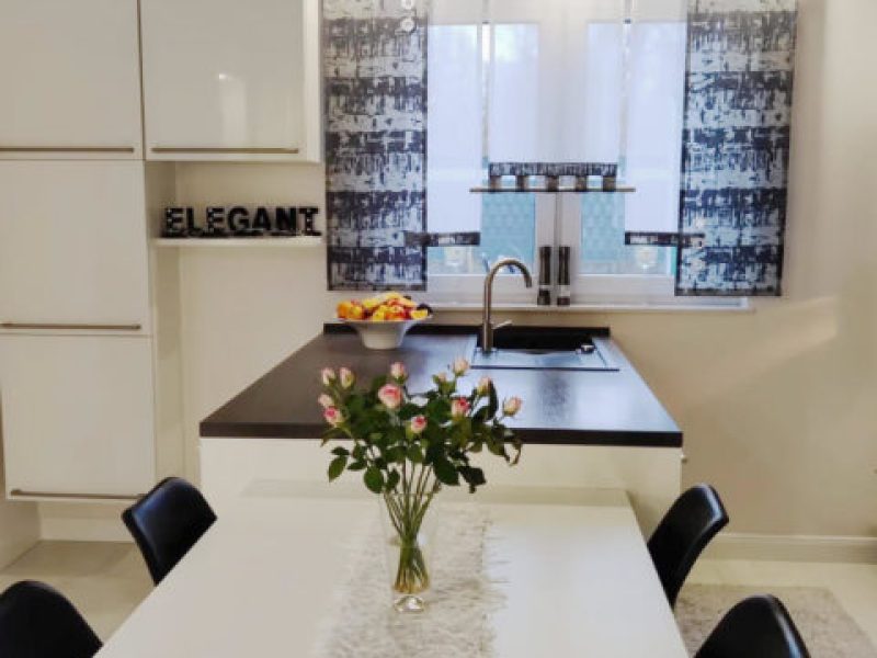 Moderner Essbereich mit maßgefertigten Gardinen und Plissees von M-Gardinendesign, abgestimmt auf Raumkonzept und Lichtverhältnisse.