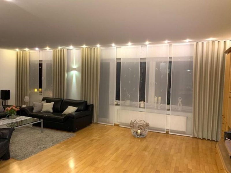 Moderner Essbereich mit maßgefertigten Gardinen und Plissees von M-Gardinendesign, abgestimmt auf Raumkonzept und Lichtverhältnisse.